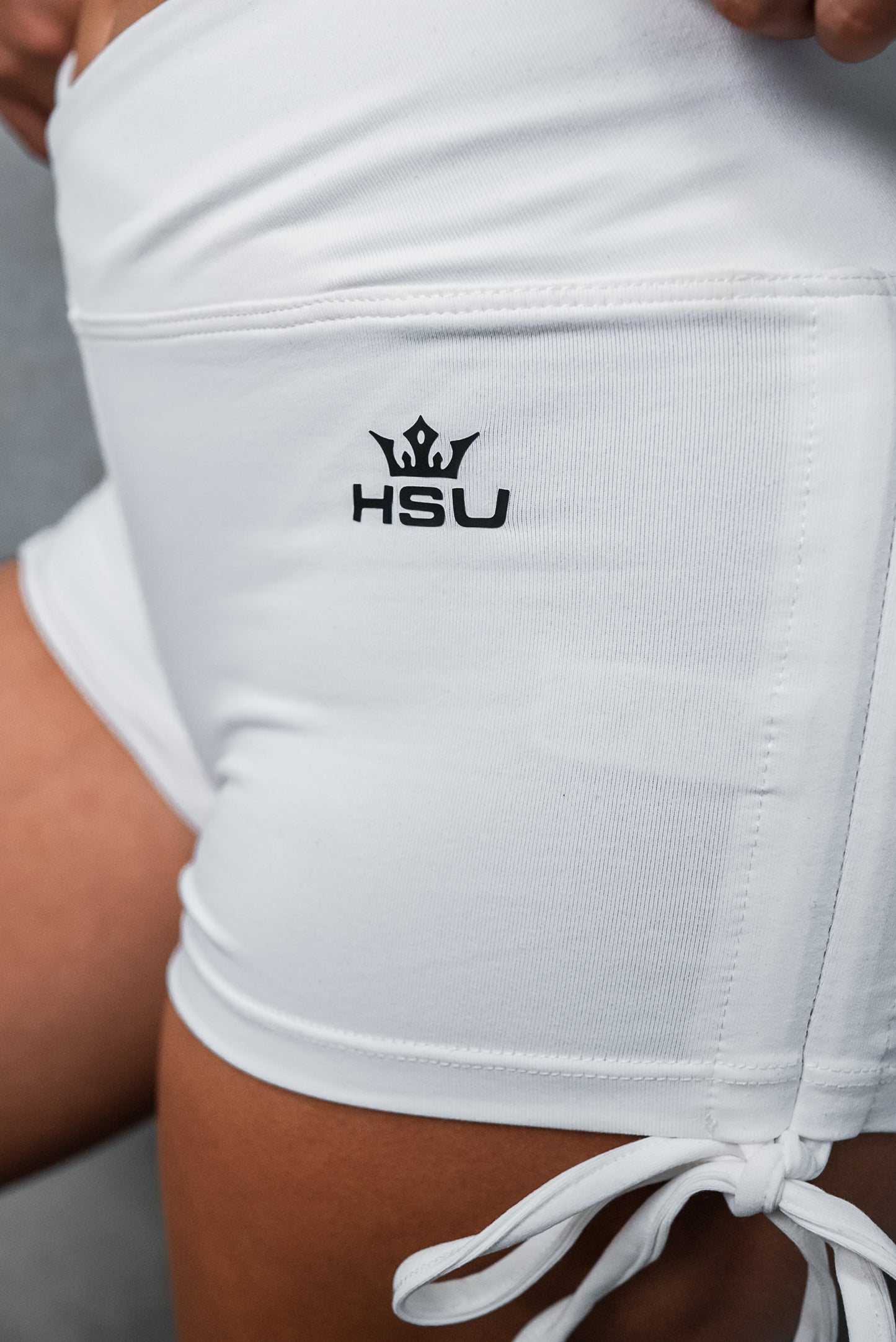 SLINKY BOOTY WAIST SHORTS x WHITE